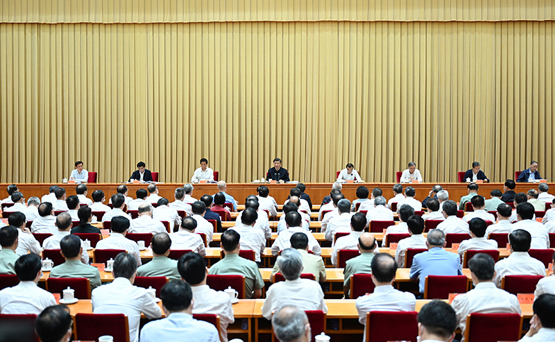 7月26日至27日，省部级主要领导干部“学习习近平总书记重要讲话精神，迎接党的二十大”专题研讨班在京举行。中共中央总书记、国家主席、中央军委主席习近平在开班式上发表重要讲话。李克强、栗战书、汪洋、王沪宁、赵乐际、韩正、王岐山出席开班式。新华社记者 谢环驰 摄